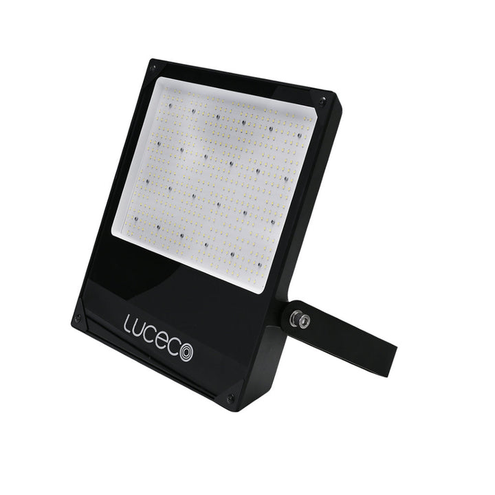 Floodlight Configurable potencia seleccionable (200W - 34000lm / 240W - 40800lm / 300W - 51000lm), luz fría (5000K) 120-277V de Luceco