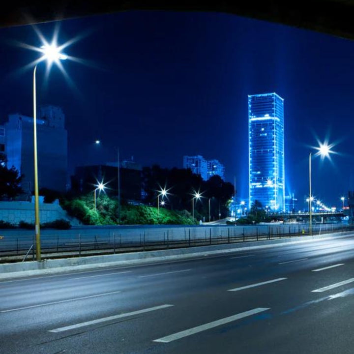 Luminario Alumbrado Público 100W Curva II media 5000K 100-277V con fotocelda protección 10kV de ICON