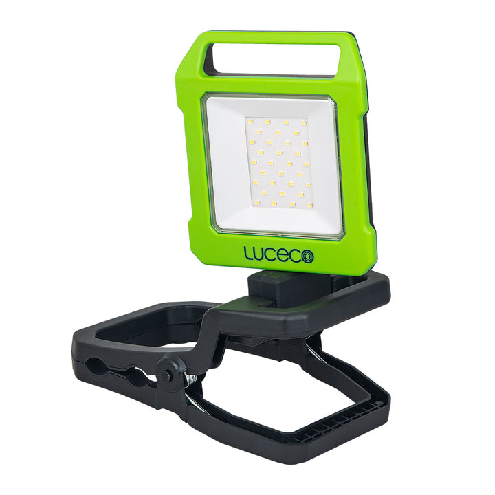 Lámpara de trabajo con "clamp" con USB Recargable Folding Clamp Worklight 9W 1,000lm,luz fría, acabado negro con verde lima de Luceco