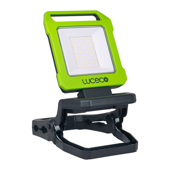 Lámpara de trabajo con "clamp" con USB Recargable Folding Clamp Worklight 9W 1,000lm,luz fría, acabado negro con verde lima de Luceco
