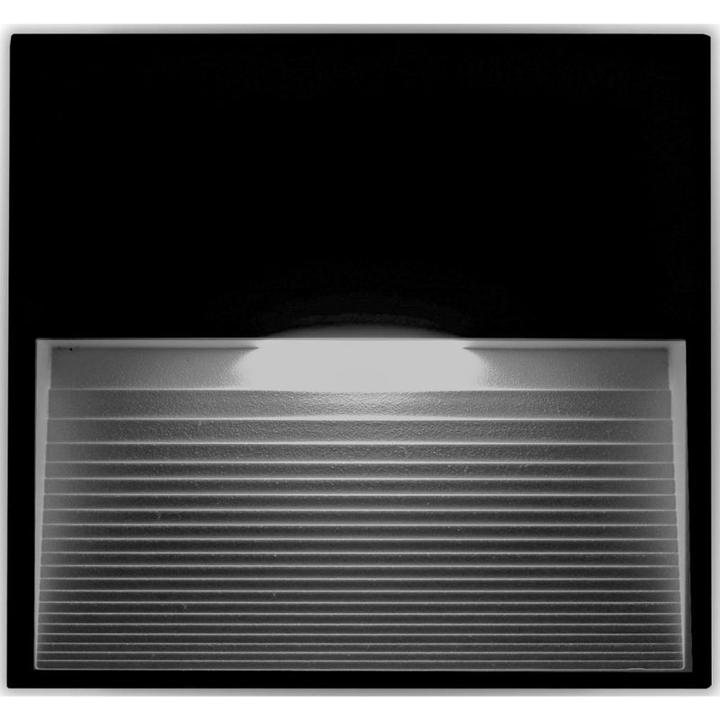 Luminario de cortesía cuadrado estriado 12x12cm para sobreponer en muro 3W luz cálida (3000K) de iLumileds