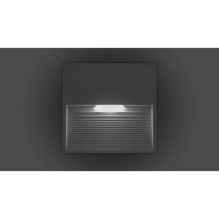 Luminario de cortesía cuadrado estriado 12x12cm para sobreponer en muro 3W luz cálida (3000K) de iLumileds