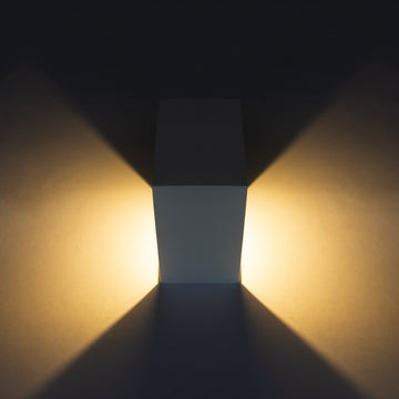 Luminario de sobreponer muro MACA 7W luz cálida (3000K), 100-240V, acabado blanco o negro de AURO Lighting