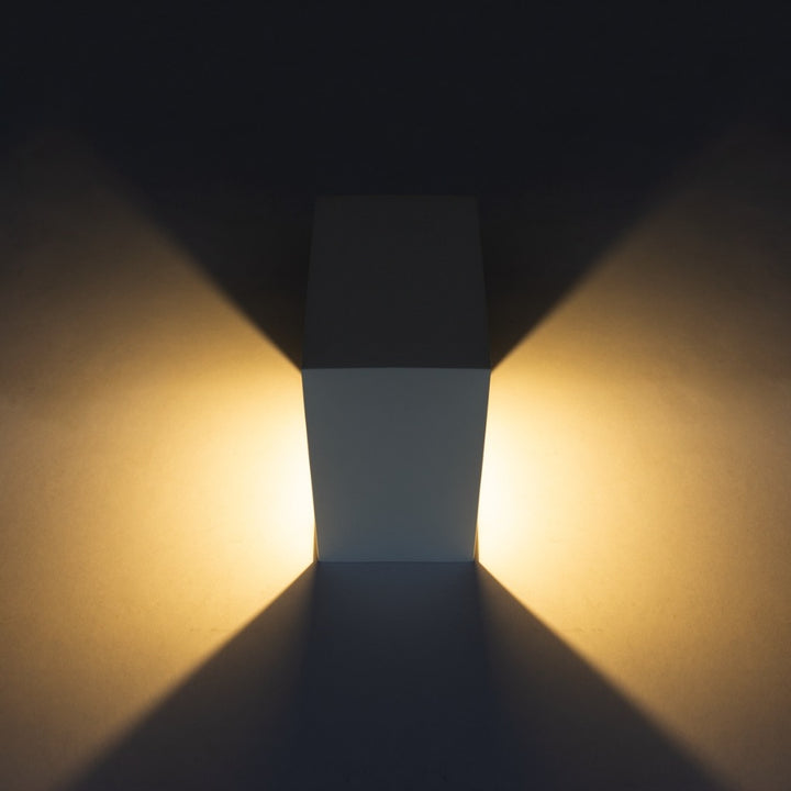 Luminario de sobreponer muro MACA 7W luz cálida (3000K), 100-240V, acabado blanco o negro de AURO Lighting