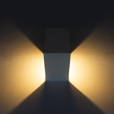 Luminario de sobreponer muro MACA 7W luz cálida (3000K), 100-240V, acabado blanco o negro de AURO Lighting