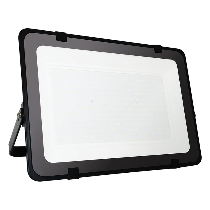Proyecto ECO Floodlight 400W pantalla opalina luz neutra fría (5000K) 120-277V acabado negro de Luceco