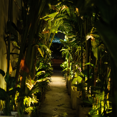 Luminario LED para jardín 5W 36° luz neutra cálida (3000K) incluye estaca de ICON