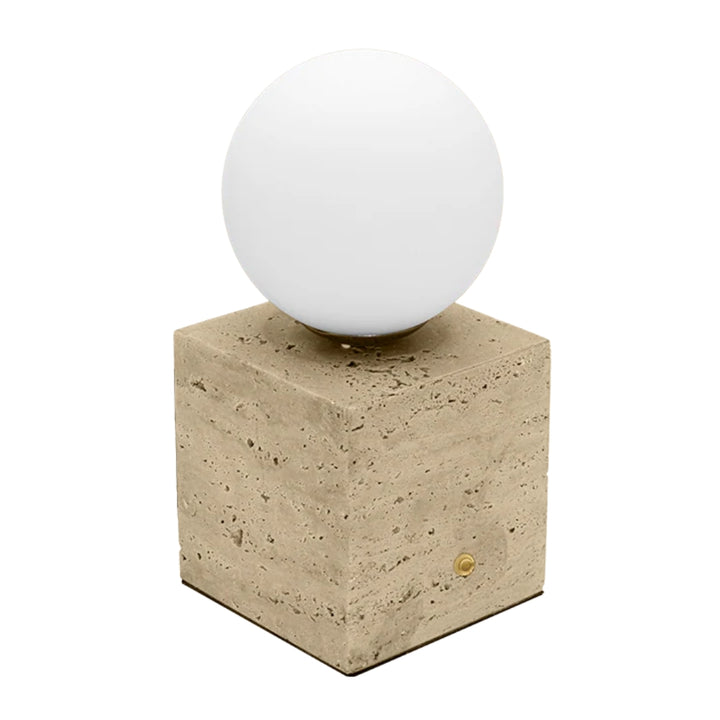 Luminario de mesa Cortile con esfera de cristal difuso con base G9 (focos no incluido), con interruptor dorado tipo botón, acabado travertino beige con detalles latonados de iLumileds