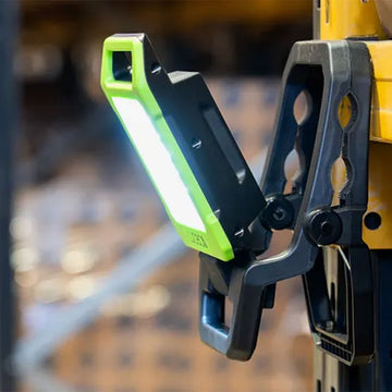 Lámpara de trabajo con "clamp" con  USB Recargable Folding Clamp Worklight 9W 1,000lm,luz fría, acabado negro con verde lima de Luceco