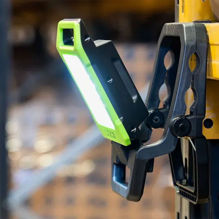 Lámpara de trabajo con "clamp" con  USB Recargable Folding Clamp Worklight 9W 1,000lm,luz fría, acabado negro con verde lima de Luceco