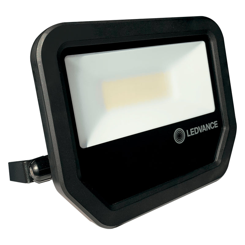 Reflector exterior LED 30W Floodlight Performance opción de acabado negro o blanco y color de luz neutro cálido o neutro frío de Ledvance