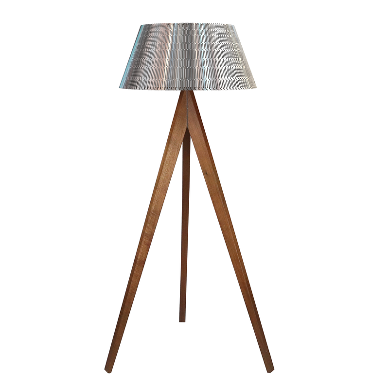 Lámpara de piso fabricada en acrílico troquelado con pantalla cónica y madera semipreciosa ACPICON56 de Kookay