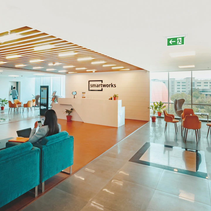 Luminario de emergencia EXTRAPLANA para sobreponer flujo lumínico 90lm a 400lm, autonomía 1.5hr a 3hr de Normalux