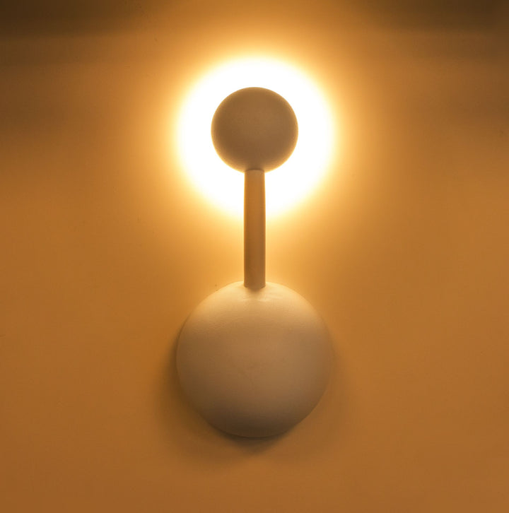 Luminario doble esfera con una salida de luz indirecta simétrica para muro 7W 3000K de iLumileds