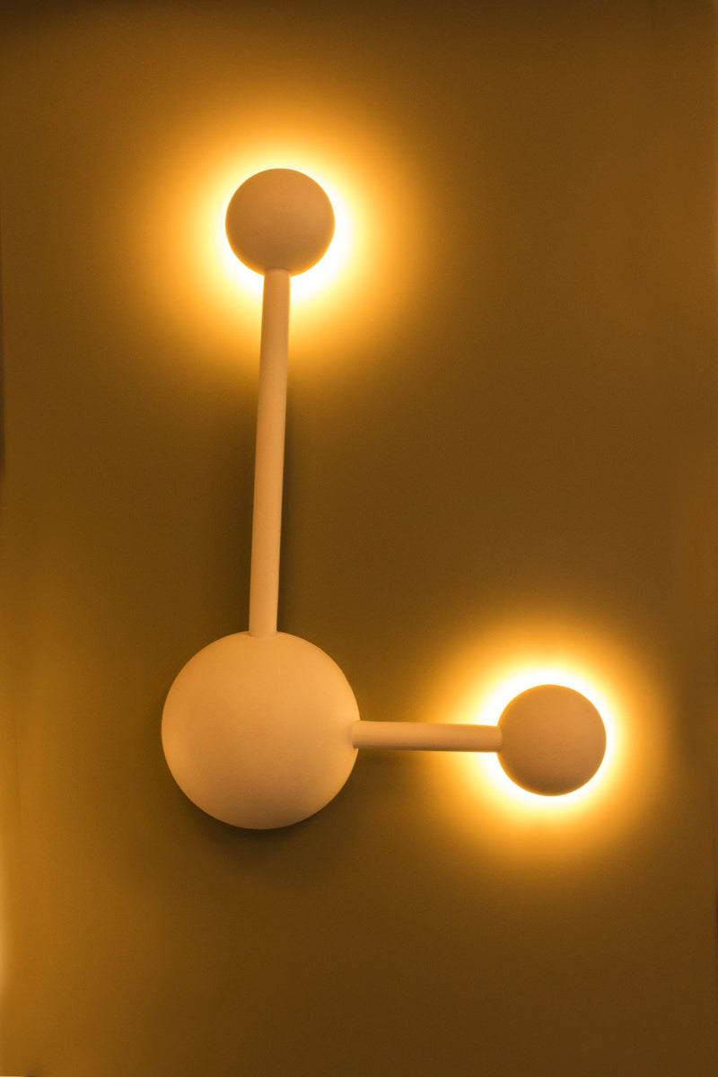 Luminario triple esfera con dos salidas de luz indirecta simétrica para muro 6W 3000K de iLumileds