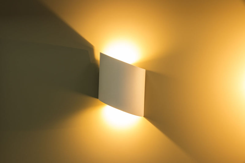 Luminario tipo aleta con doble salida de luz para muro 6W luz cálida de iLumileds